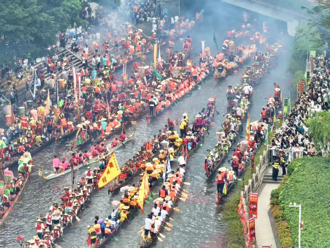 广州市中心“堵船”了！猎德村上演十年最大规模招景，150多条龙船穿越CBD，比过年还热闹