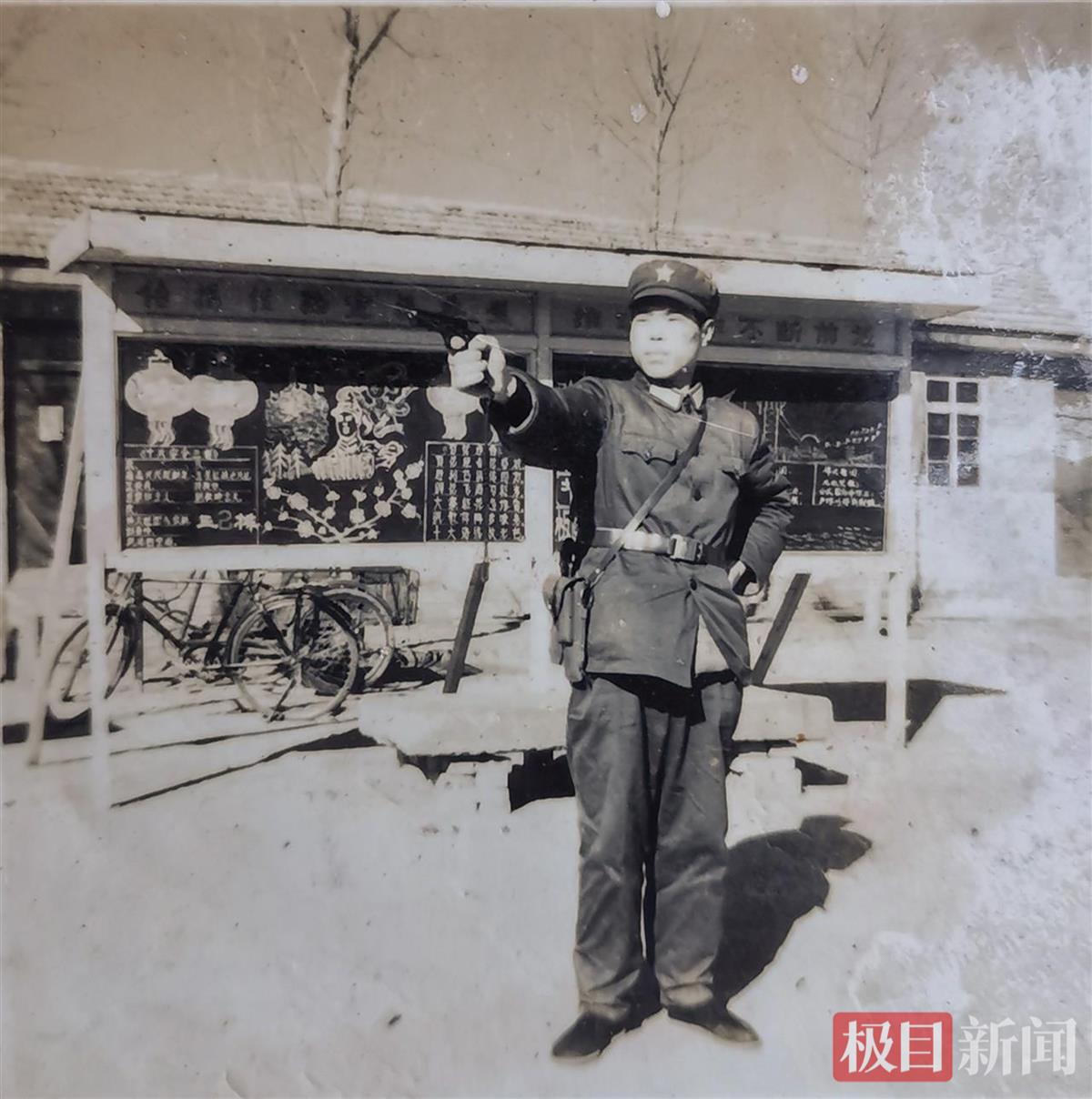 夏循义参军时的旧照片（极目新闻记者 黄志刚 翻拍）.jpg