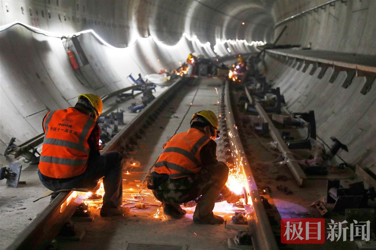 作业人员对焊轨接头粗打磨 摄.jpg