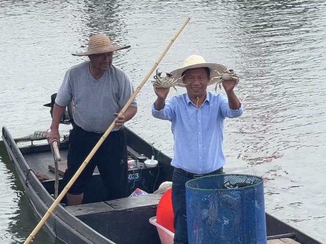 第一网阳澄湖大闸蟹捕捞出水，蟹农露出满脸笑容。新京报记者李阳 摄
