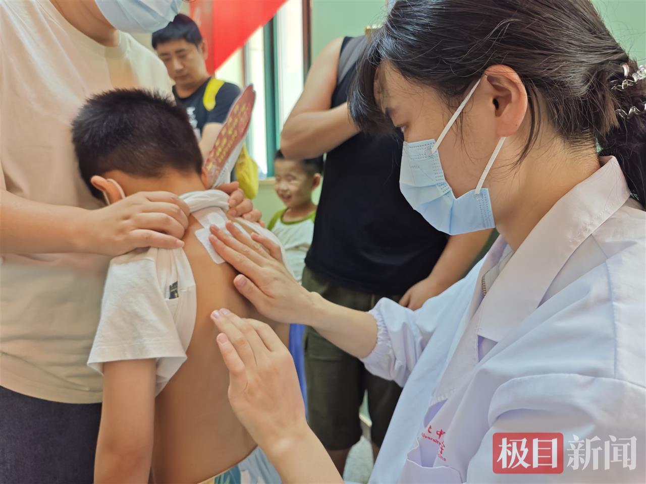 在武汉儿童医院，医生正在为一名男童贴三伏贴.jpg