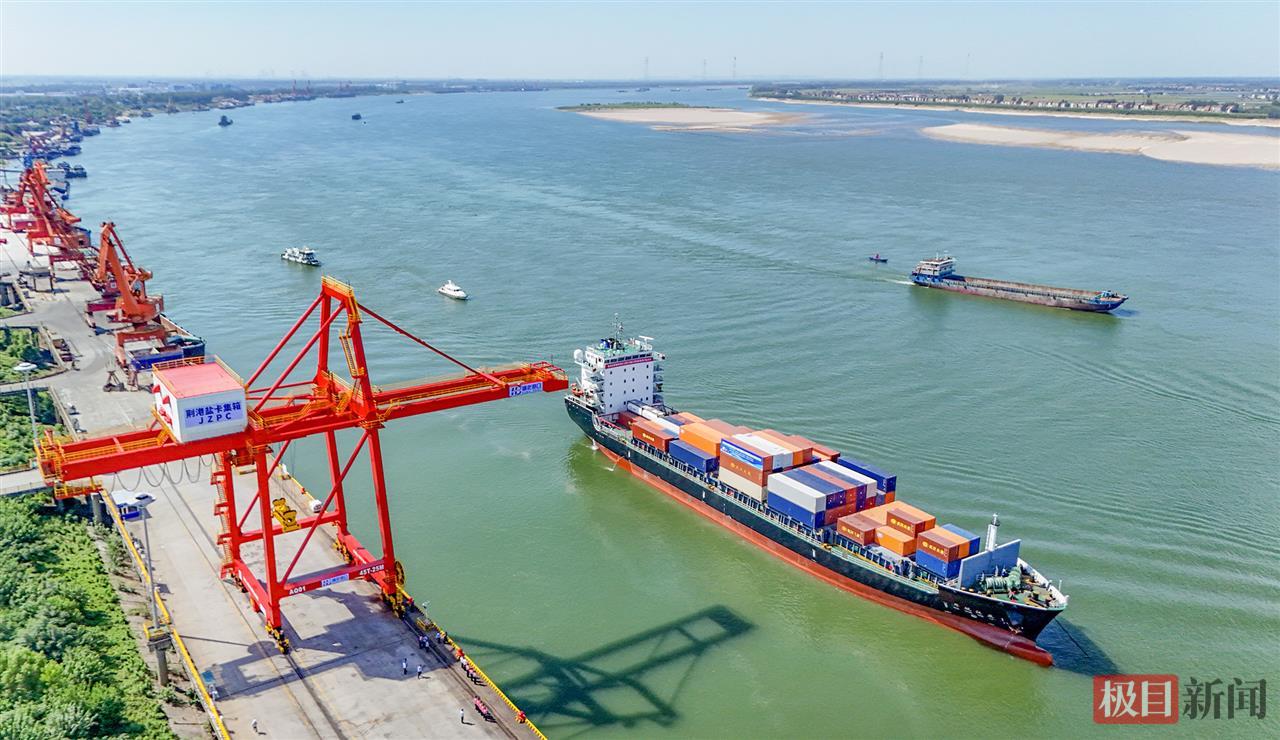 荆州港盐卡港区直航日韩国际航线的货船首航（极目新闻通讯员 张梦瑶 摄）.jpg