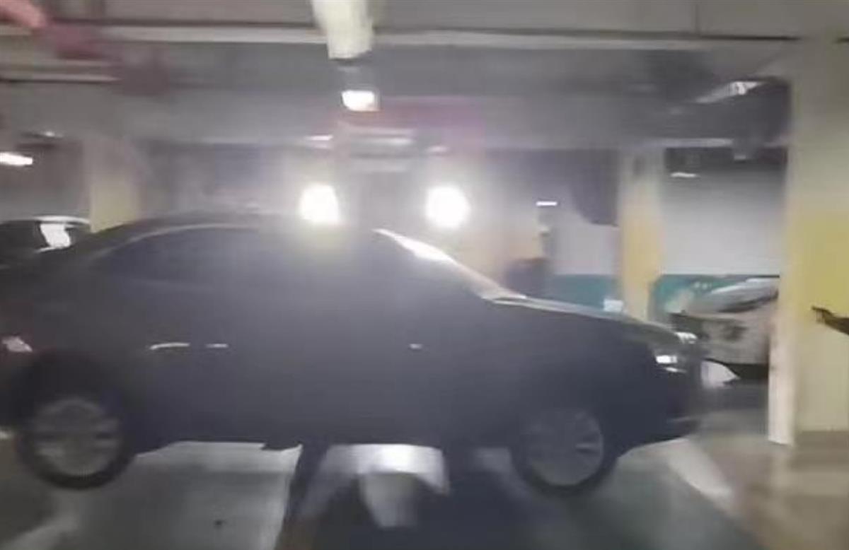 占用司机车位的轿车（视频截图）