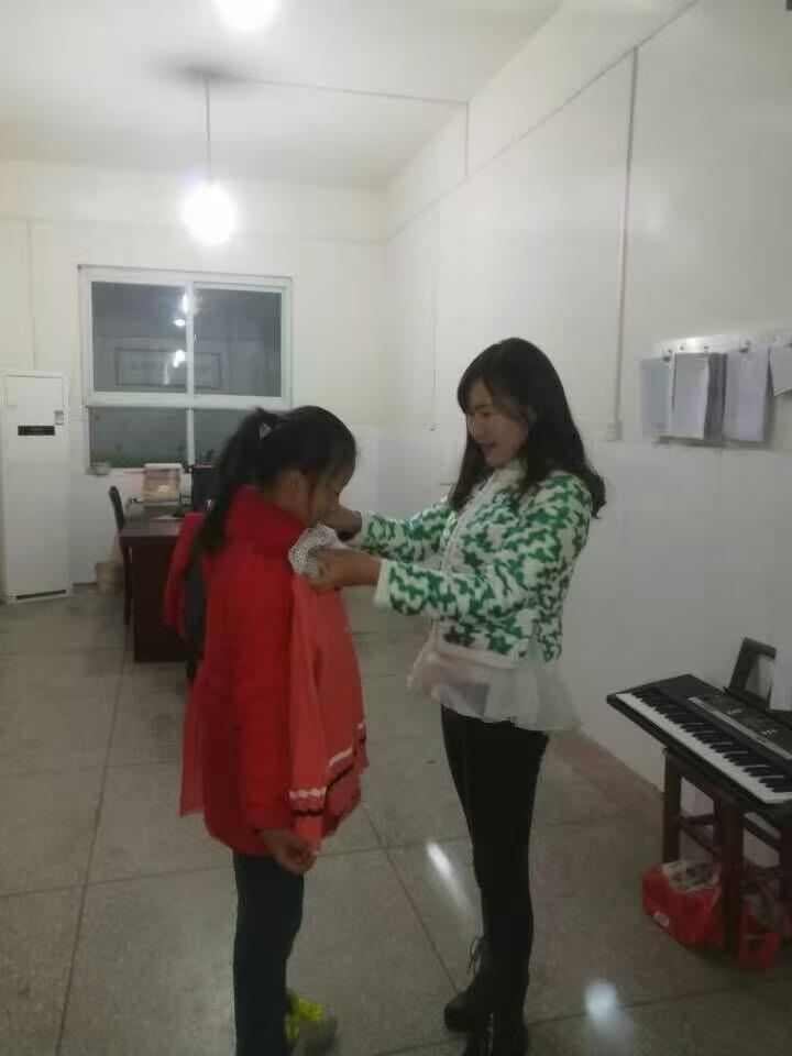 汪爱华老师给贫困孩子买衣服.jpg