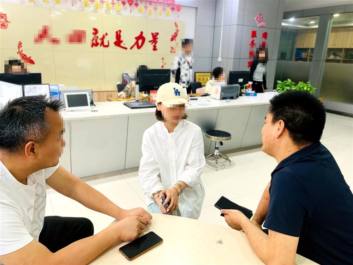 社区工作人员（中）介绍推出停摆电梯维修情况.jpg