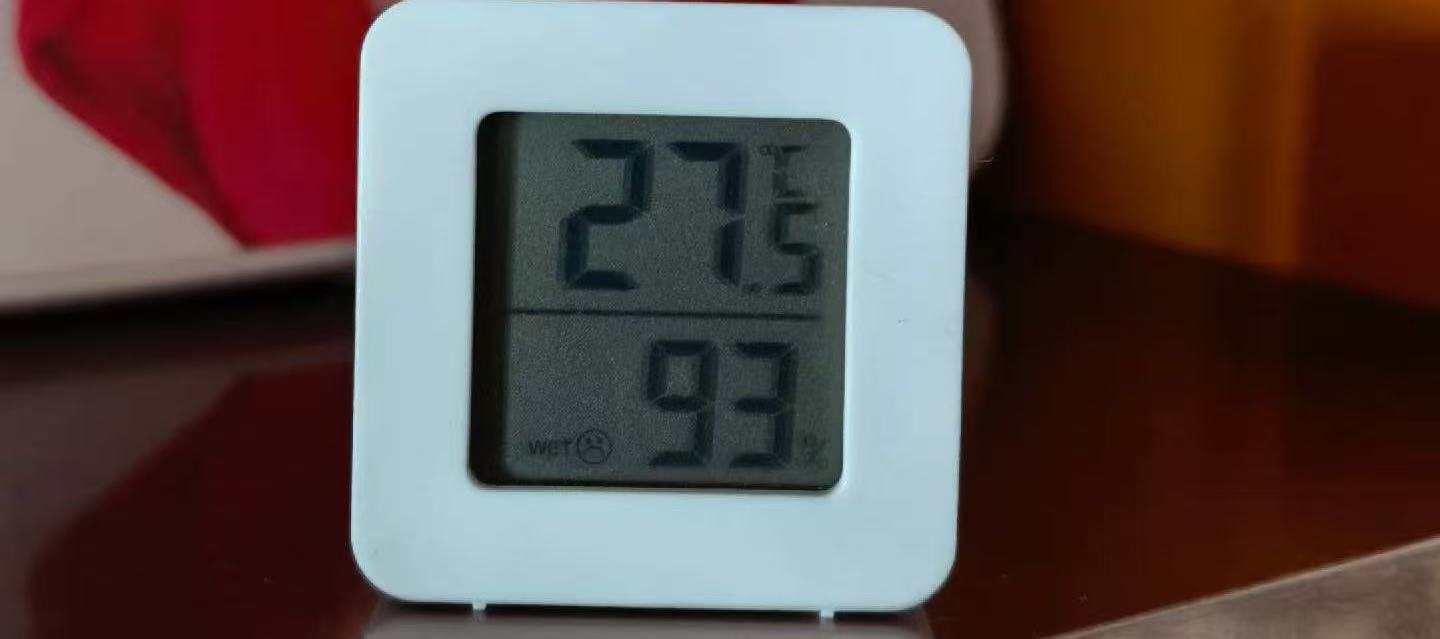 家里空气湿度似乎满足人工降雨条件  汤先生摄.jpg