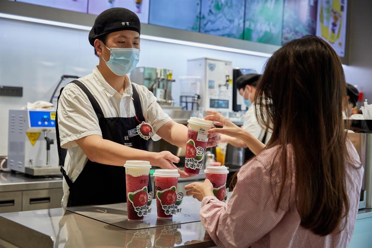 顾客在古茗门店购买饮品.png