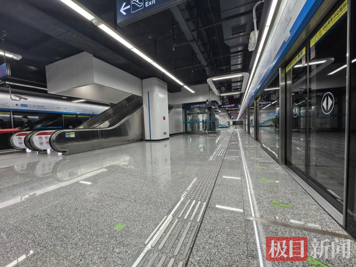 光霞站站台区.jpg