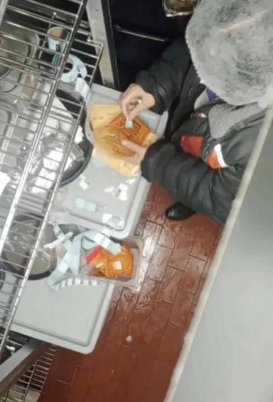 ▲6月30日，必胜客魏公村店的厨师长正在冷藏库偷换食材效期标签。新京报暗访调查组摄