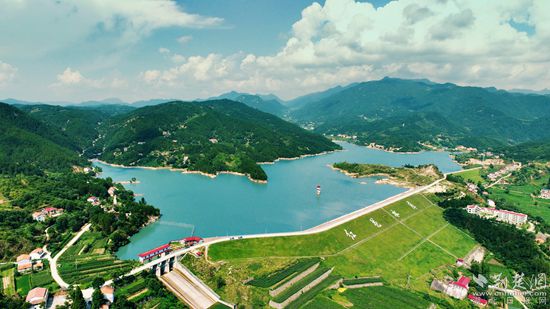 碧波浩渺，宛如明镜。草盘地镇 供图