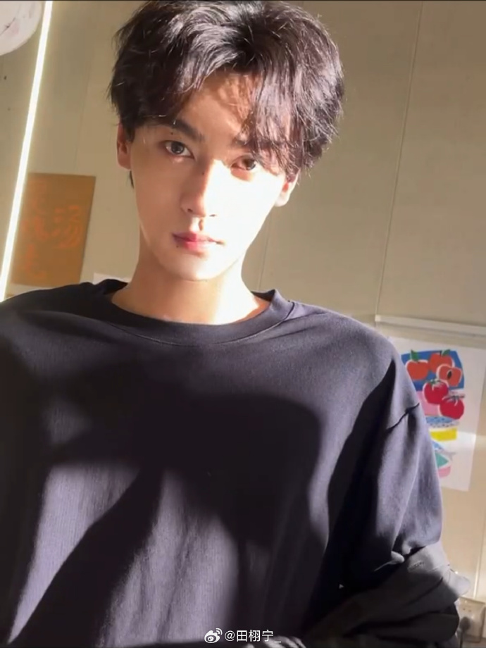热播剧男演员田栩宁方回应感情争议：未婚无子女，目前处于单身状态