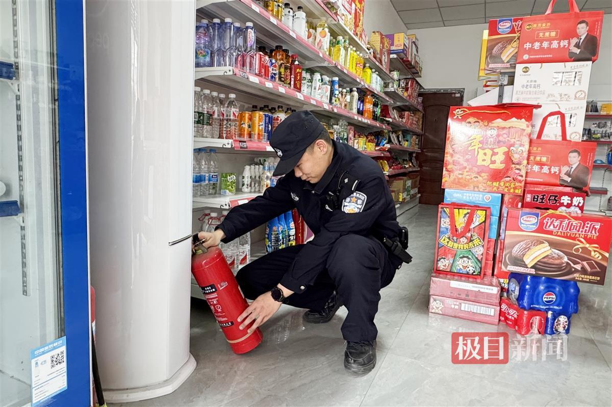 图三 民警检查消防设施.jpg