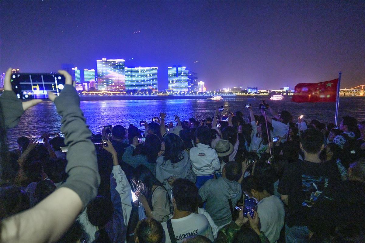 武汉过江轮渡1.3元，单日最高接待5.8万人。4月15日夜，站在轮渡甲板上的观江人群如山3.jpg