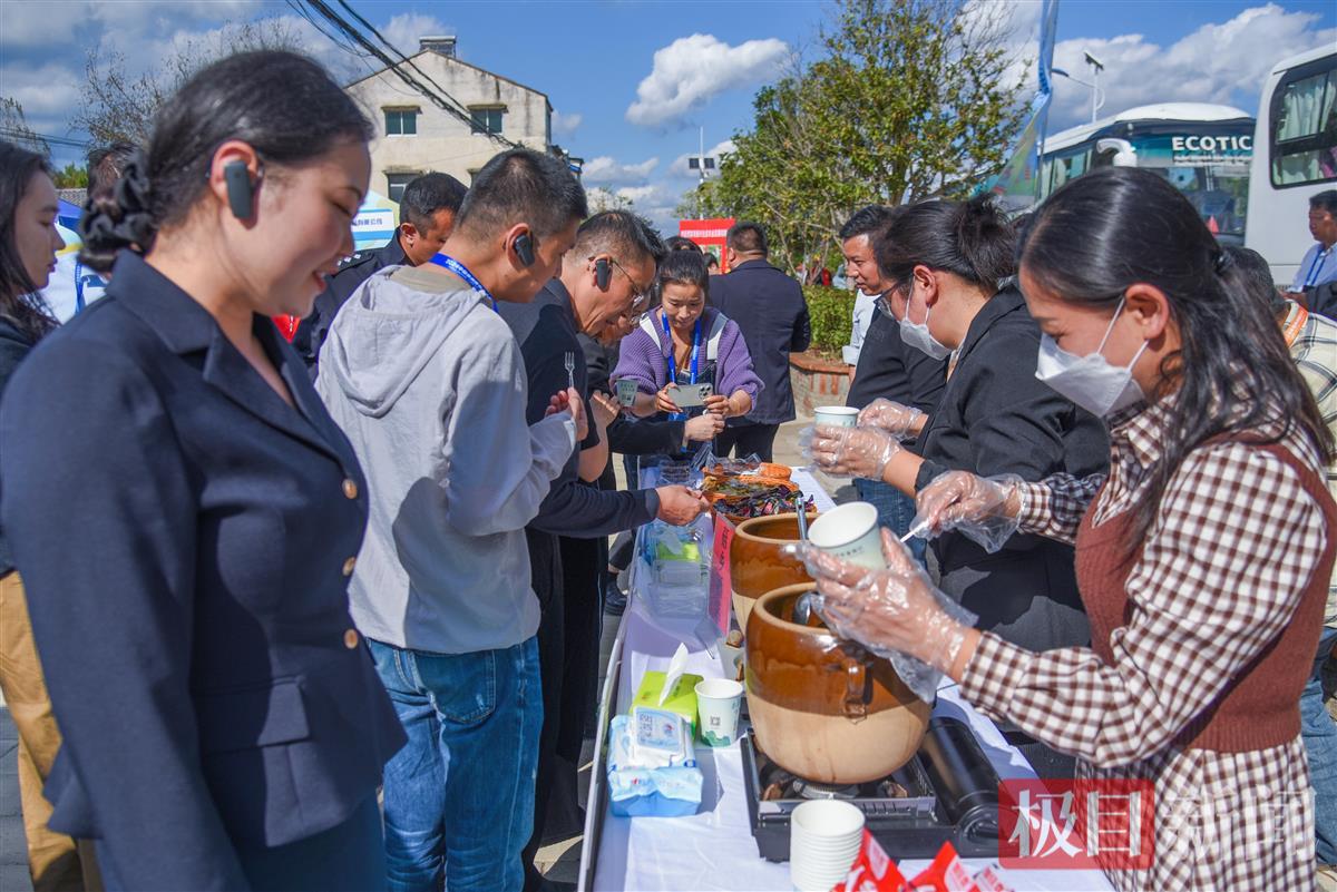 10月18日，游客在随州市随县一处香菇种植基地品尝香菇鸡汤。（极目新闻记者 黄志刚 摄）.jpg