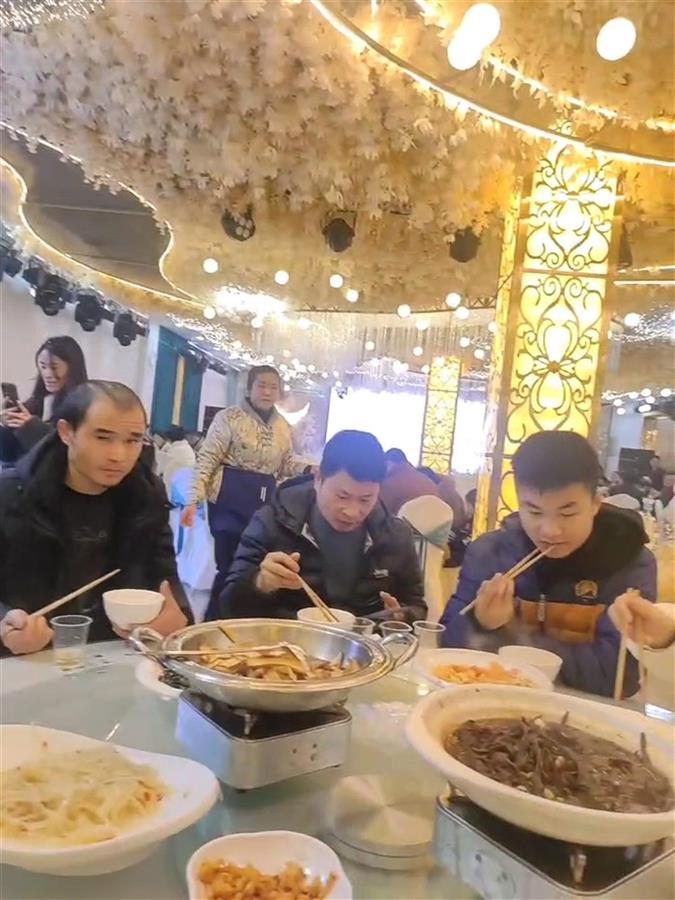 滞留旅客在湖南10人一桌免费吃席，店方：当地政府买单是真的还是假的？
