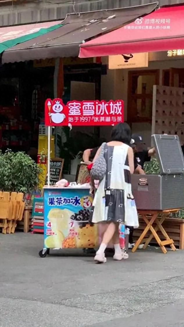 00后小伙分享转卖蜜雪冰城柠檬水经验：脸皮要“厚”！蜜雪门店：鼓励，但要注意食品安全