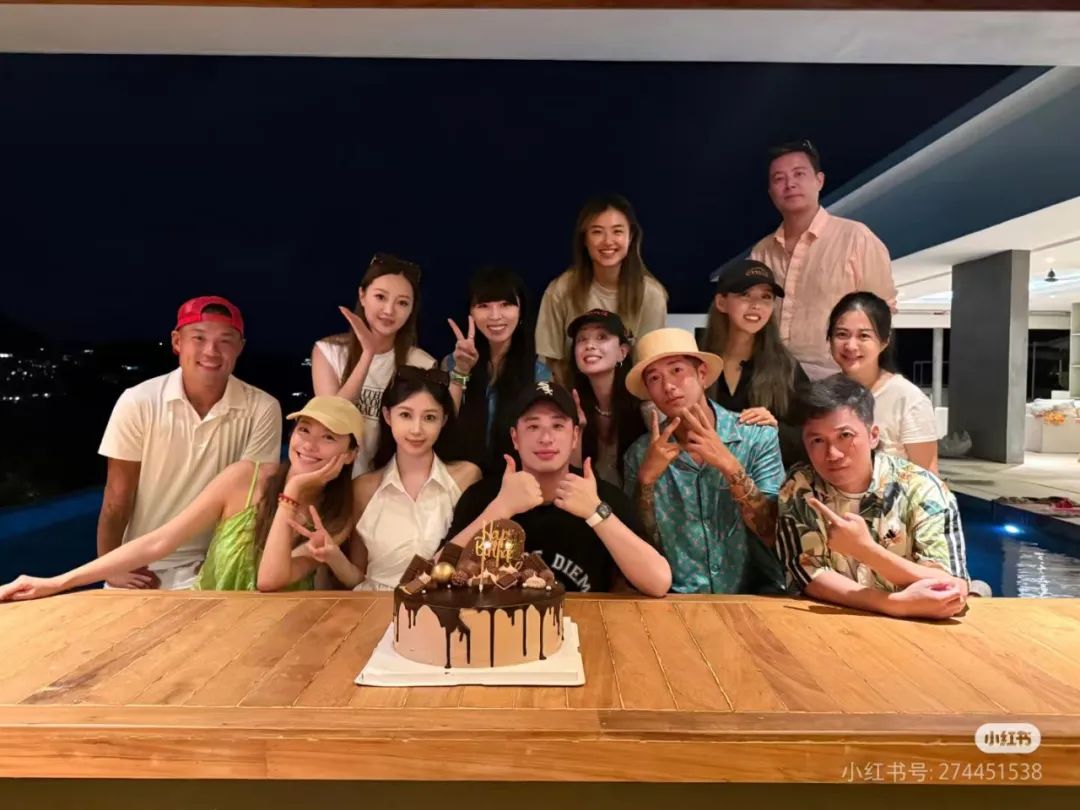 45岁潘玮柏庆生，妻子宣云晒合照，女儿正面照疑首次曝光