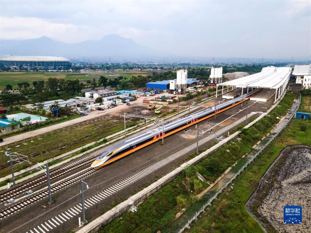 雅万高铁试验运行圆满成功，东南亚首条高铁全线采用中国标准 极目新闻