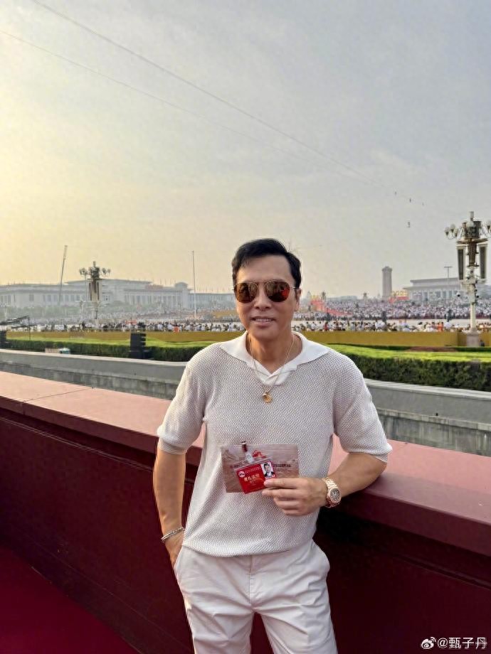 张凯丽杜江王雷刘家成等文艺界人士现场观礼，甄子丹发文：荣幸！震撼！自豪！