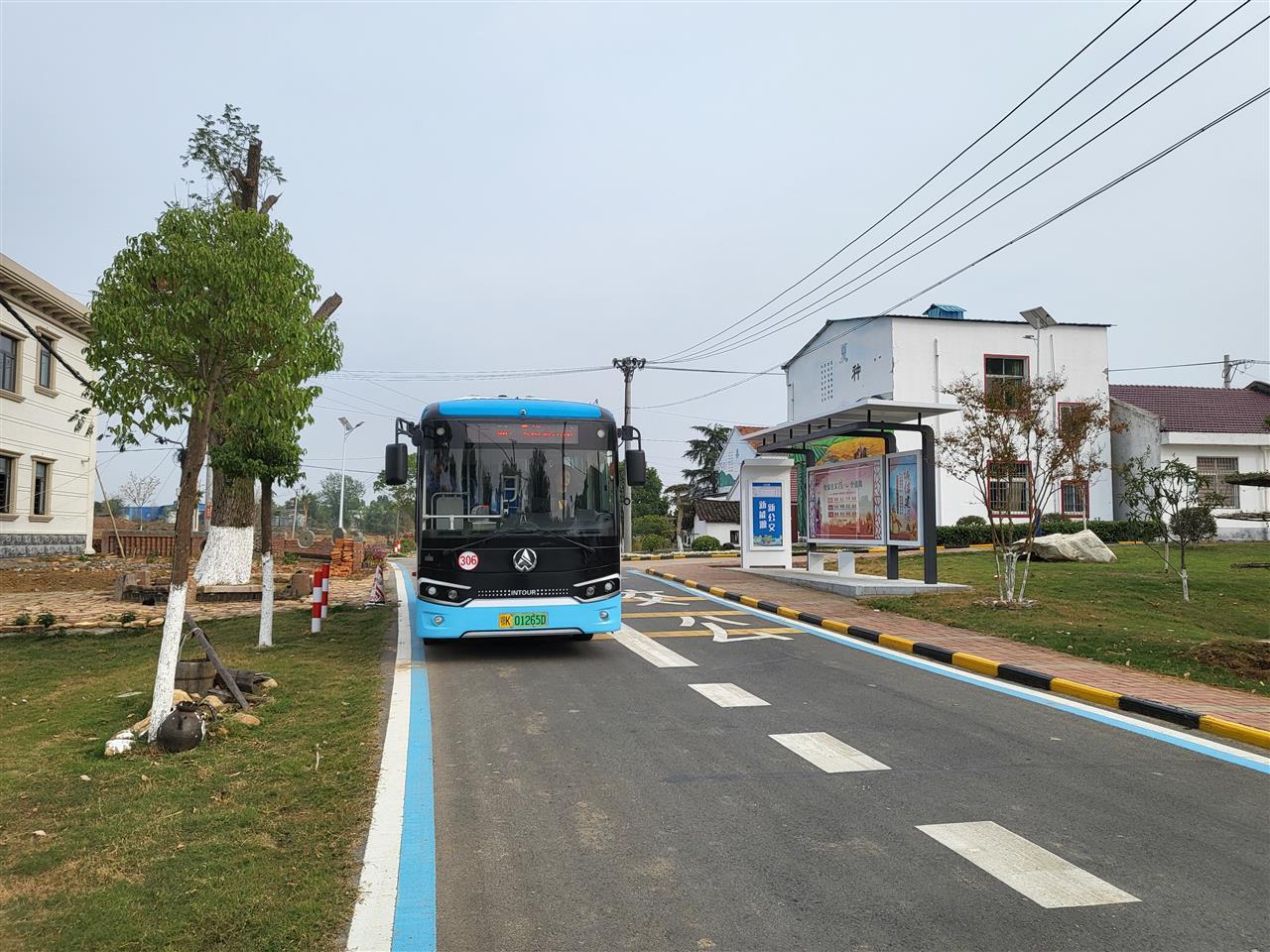 農(nóng)村公交與候車亭.jpg