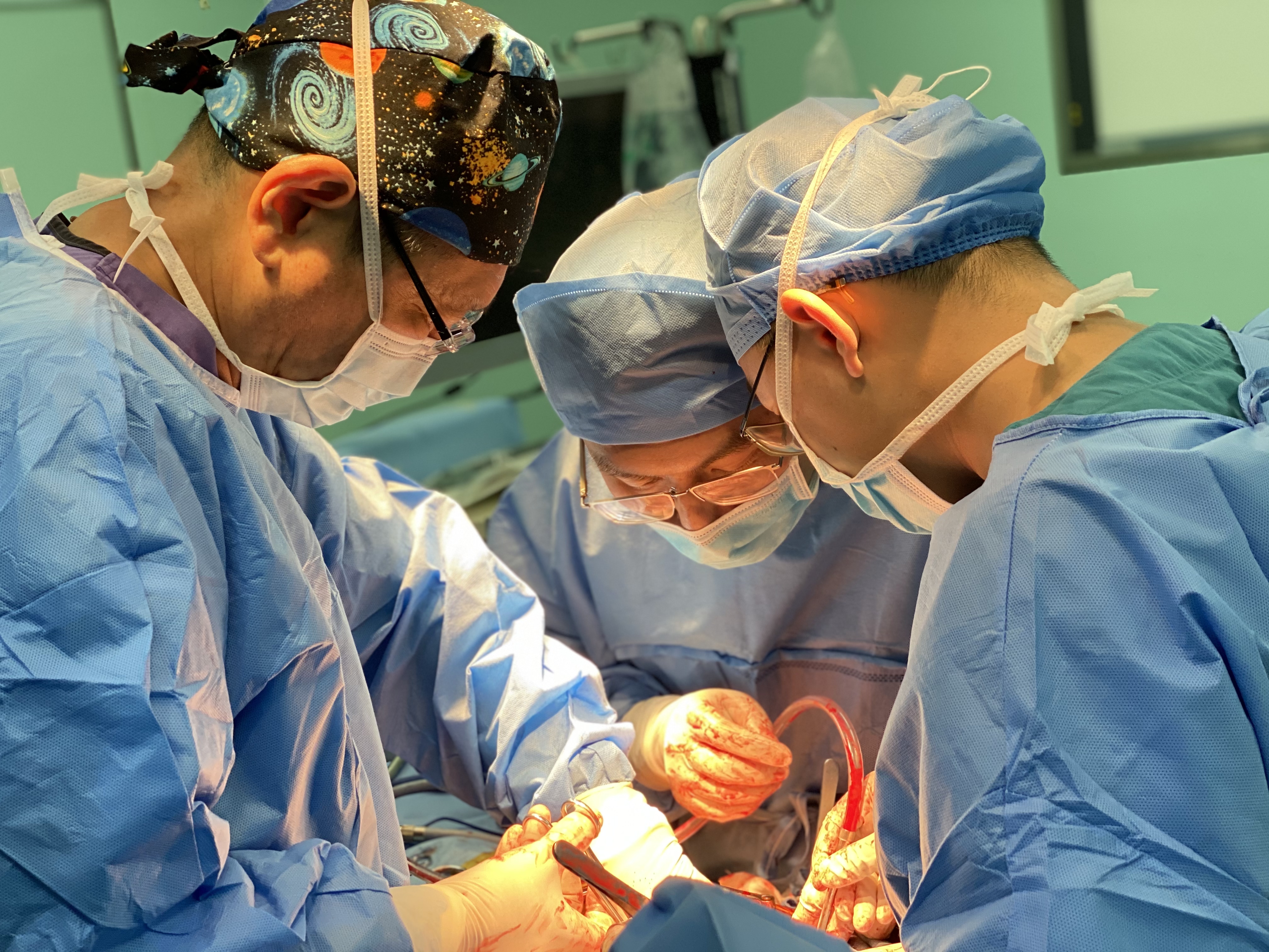 刘春晓、徐啊白教授团队在手术中。