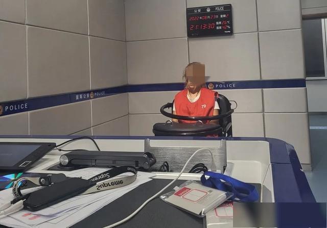 王某某正在接受询问