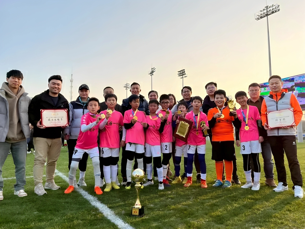 带领校足球队在市级比赛中夺冠.jpg