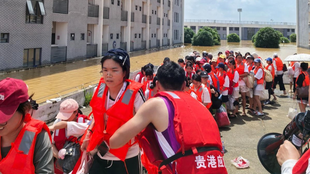 记者80分钟现场直击安能集团“救援航母”转运贵港约300名被困学生，学生：过了一个难忘生日，上岸了想联系家里、洗澡、吃肉