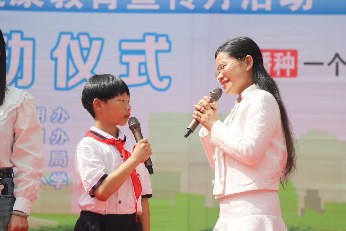 四（5）班钟柯同学与他的母亲在台上面前展开心灵的对话 