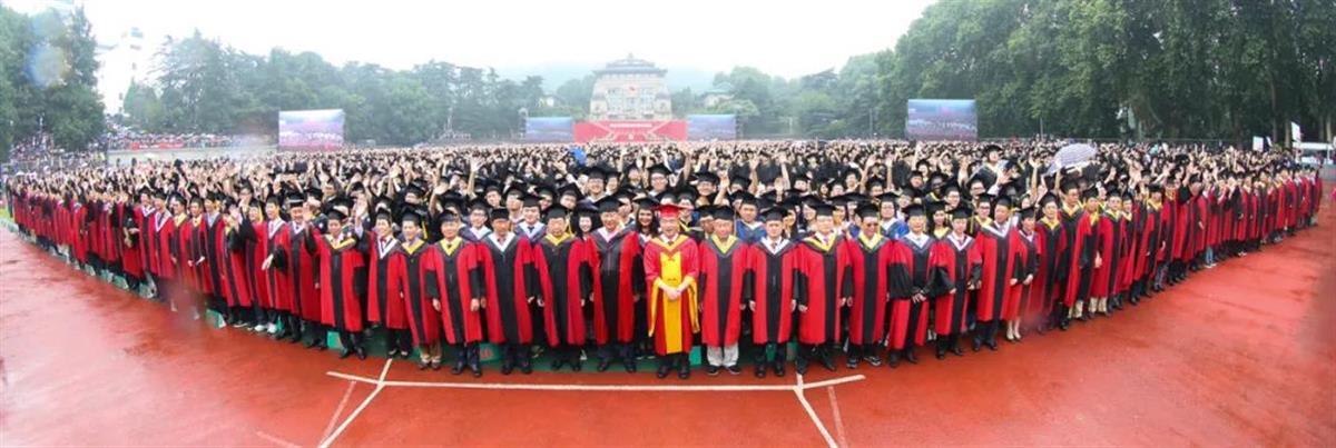 一场雨中的毕业典礼是武大学子永存的浪漫回忆.png