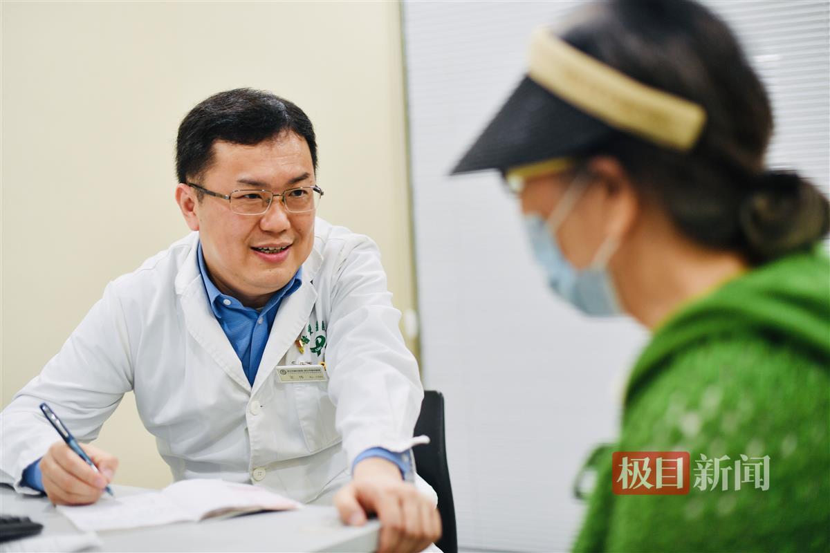 武汉这名医生火了！一个动作坚持了10年，网友爆赞 | 极目新闻