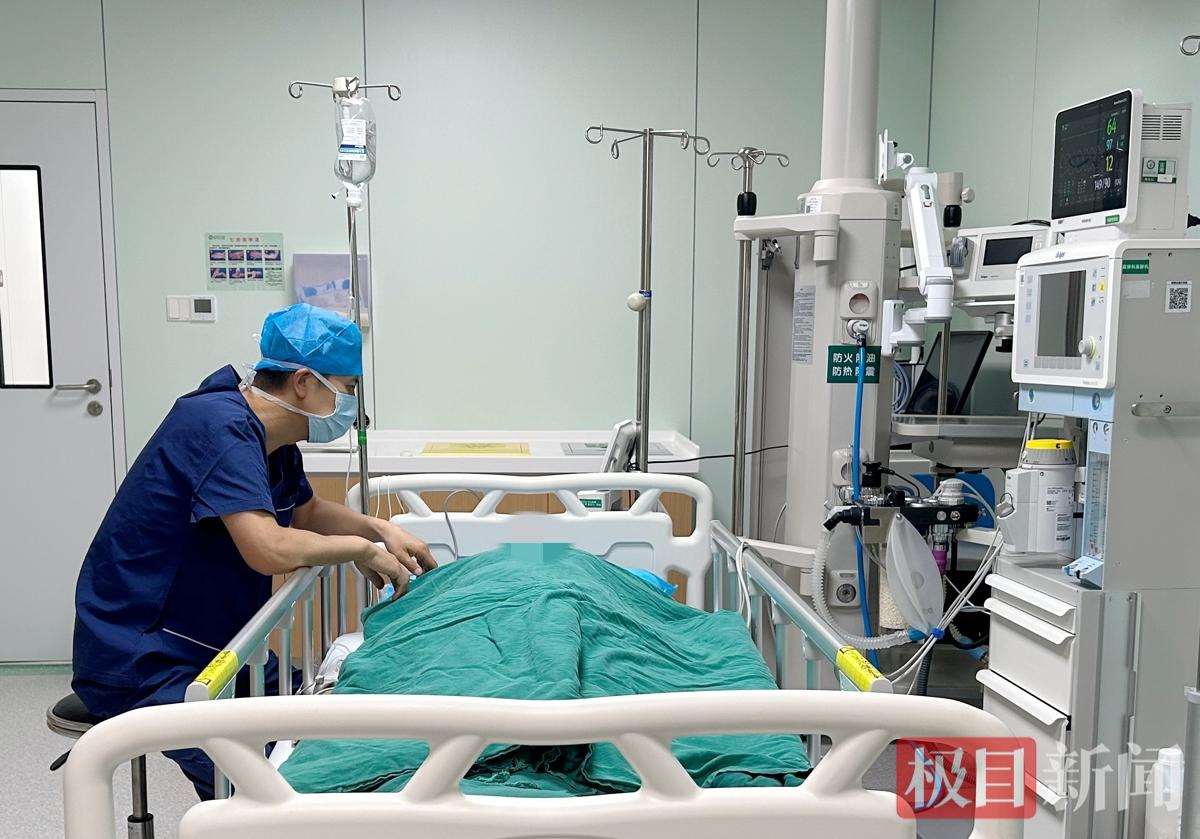 无痛诊疗中心麻醉科医生为患者实施仿生睡眠滴定治疗.jpg
