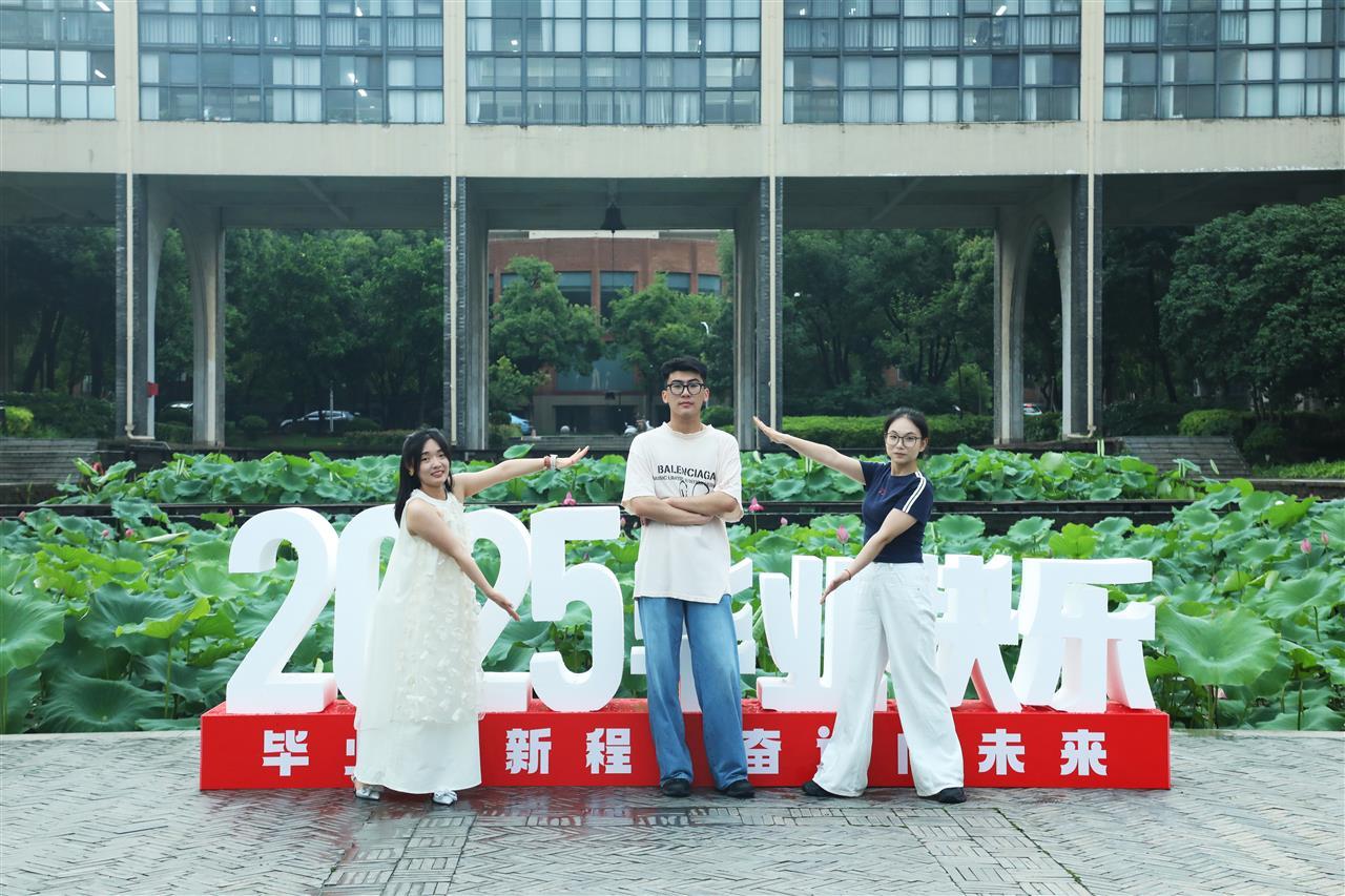 1 毕业前，邵妍、张腾、万荣誉相约在学校荷花池合影。苏黄可昕 摄.jpg