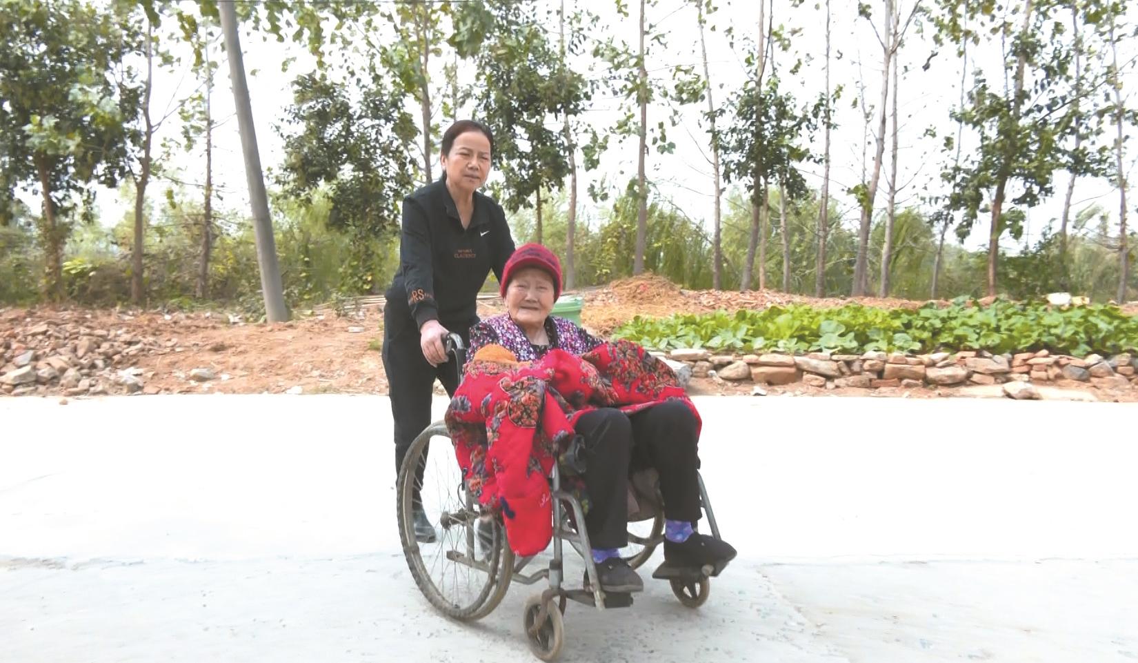 王丽珠照顾生病的婆婆 图片由天门市委宣传部提供