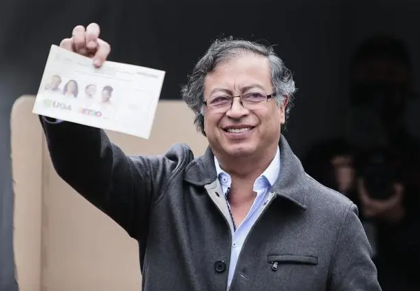 2022年6月19日，古斯塔沃·佩特罗在哥伦比亚首都波哥大一处投票站投票。（图源：新华社）