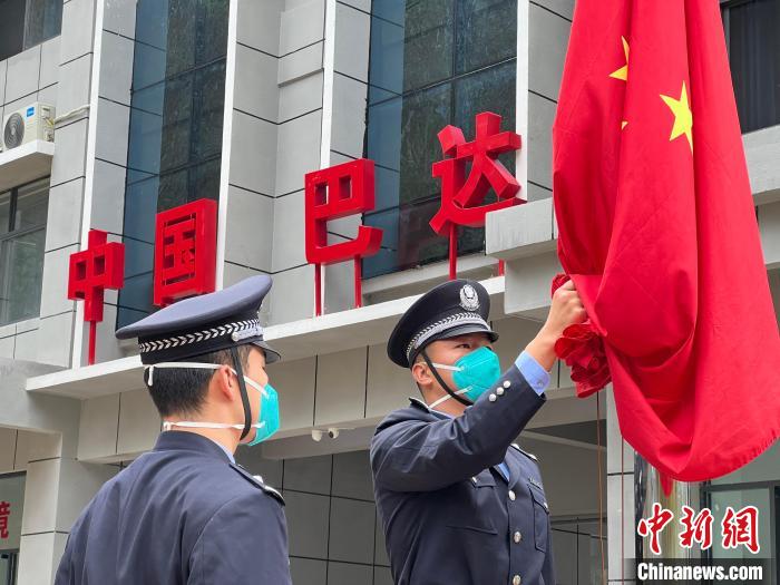 图为打洛边检站巴达分站升旗仪式 打洛边检站供图