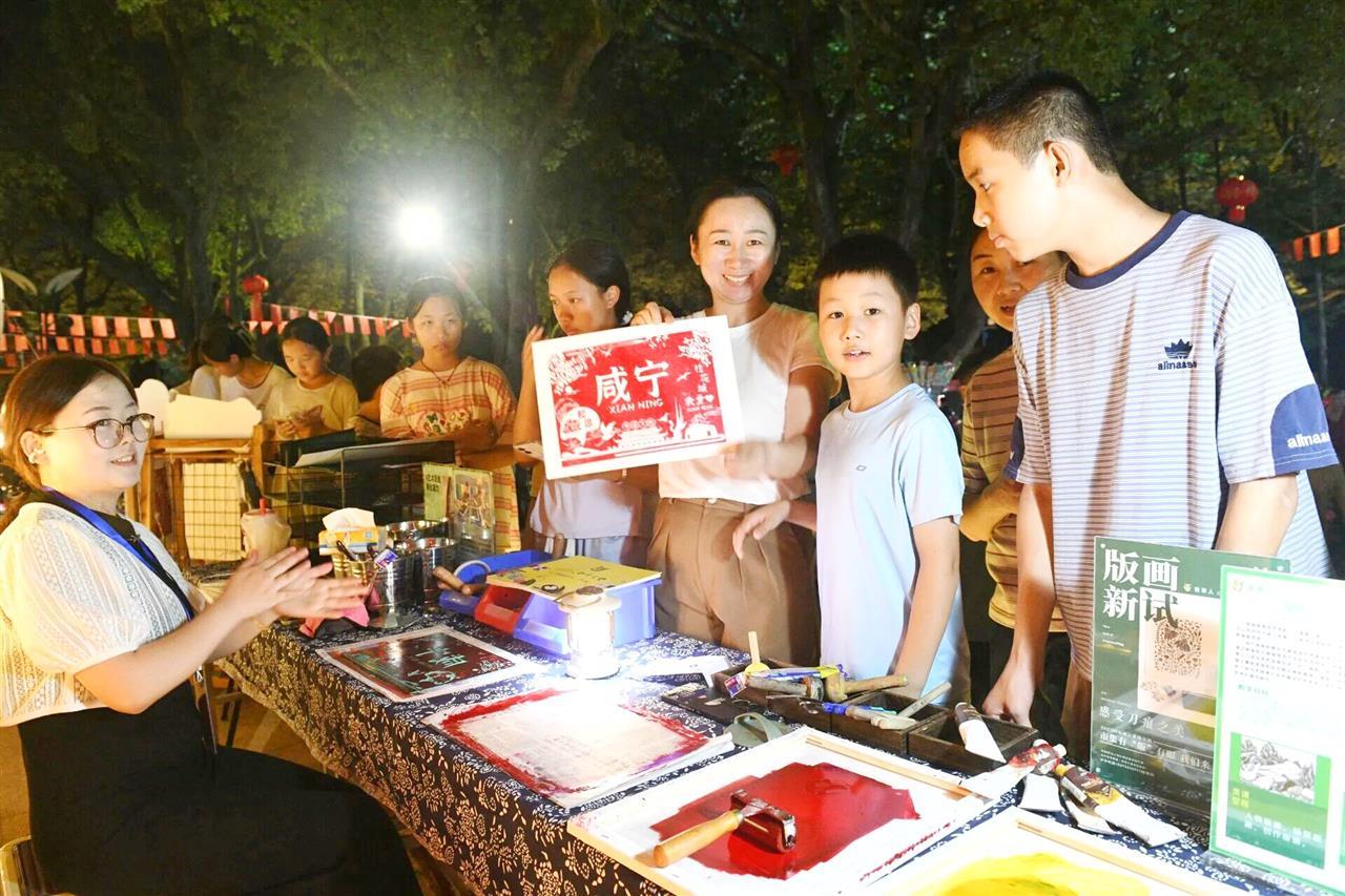 咸宁举办多场工美文创市集为假期旅游市场赋能，增强游客体验.jpg
