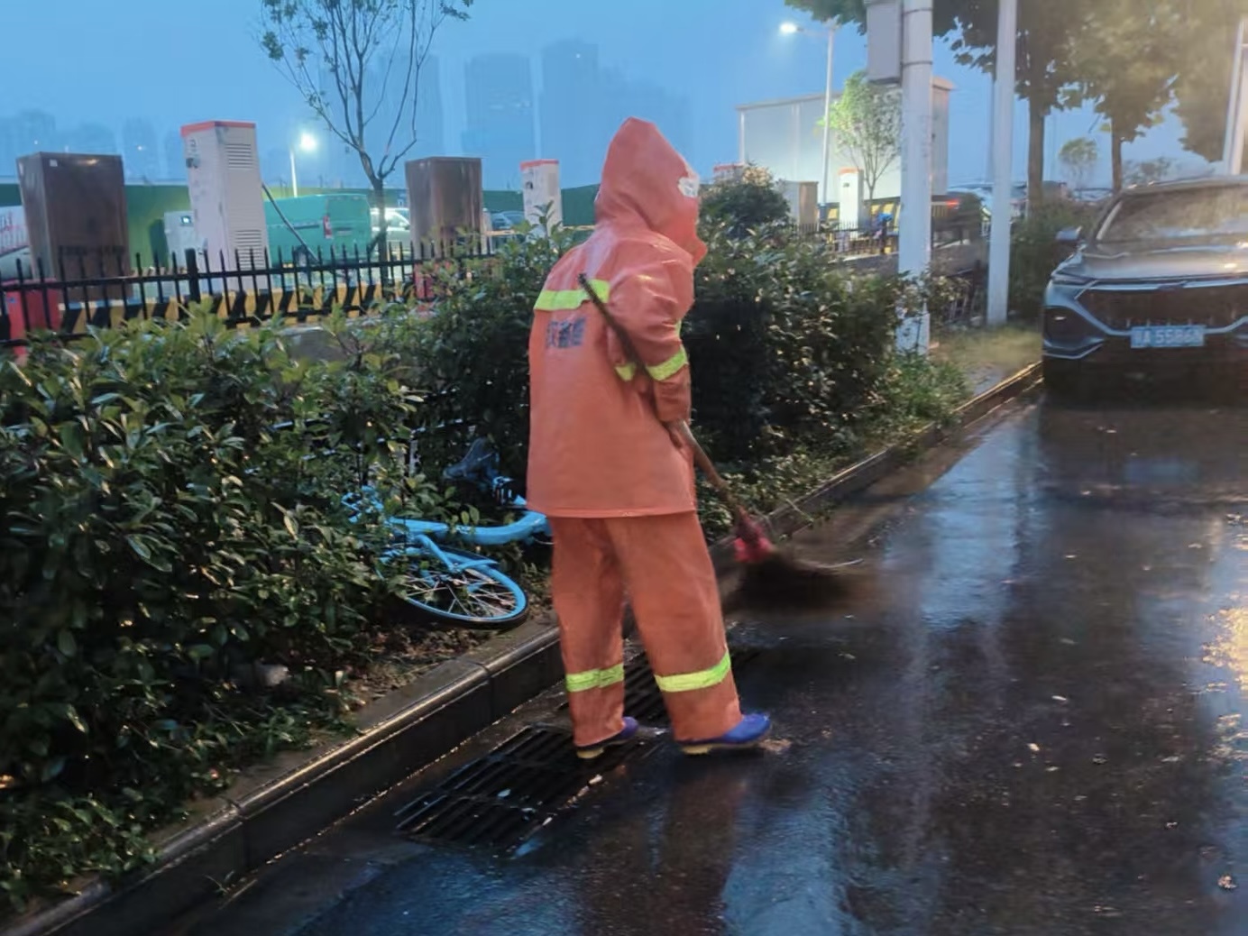 环卫工人及时清扫2.jpg