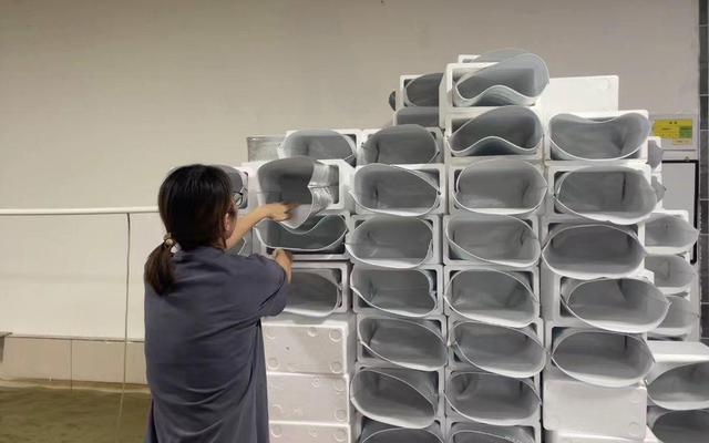 蟹农将泡沫箱摞在一起，准备大闸蟹打包上市。新京报记者李阳 摄