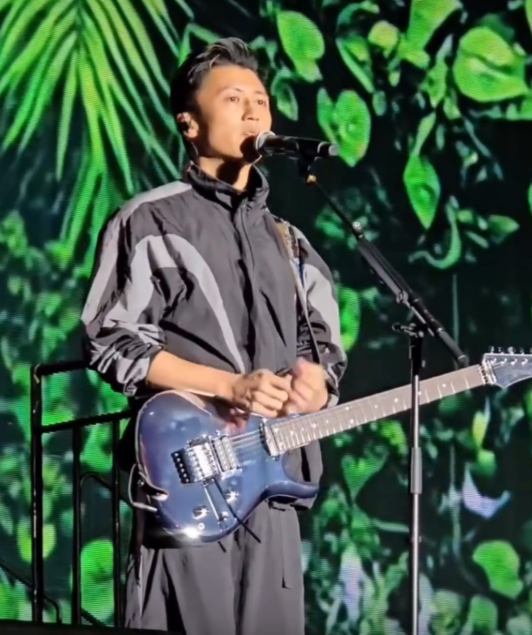 谢霆锋在澳门活动现场鞠躬向香港市民致意，并联合美高梅捐出500万港币支持灾民重建家园