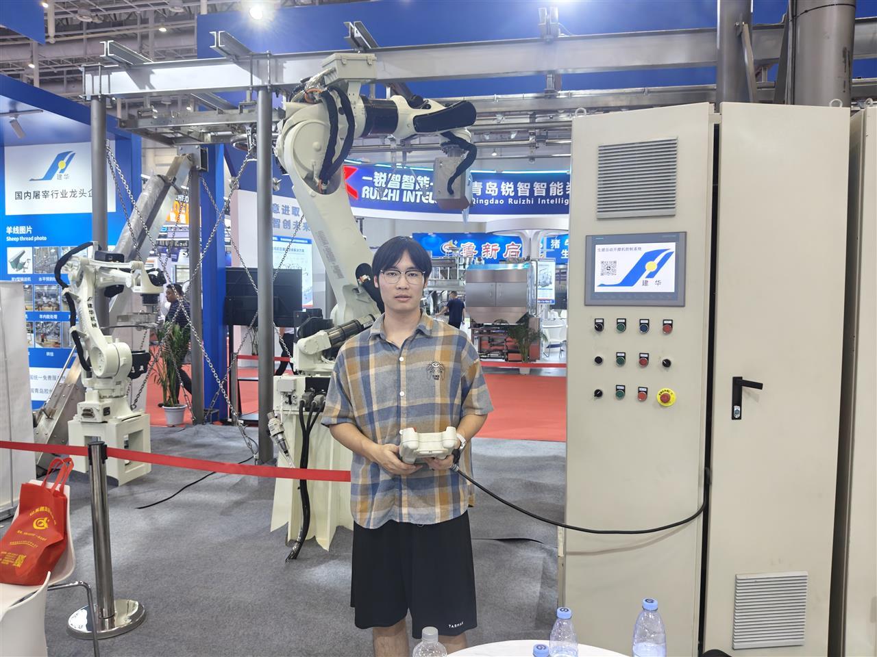 李一凡在展会上调试设备.jpg