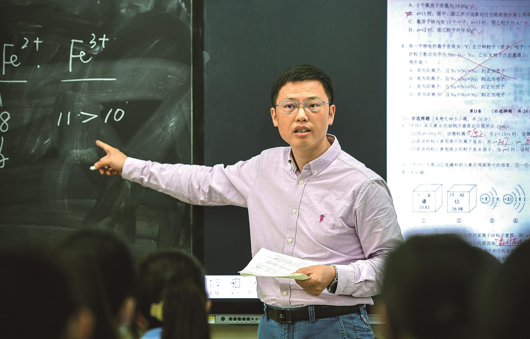 武汉一初东校区执行校长李少坤上化学课