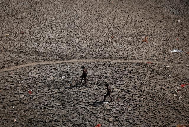 亚穆纳河干涸的河床。图据新华社