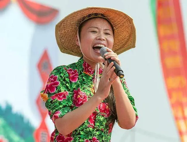 42岁百万网红“草帽姐”确诊肝病，在医院哭得泣不成声，劝粉丝不要常生气