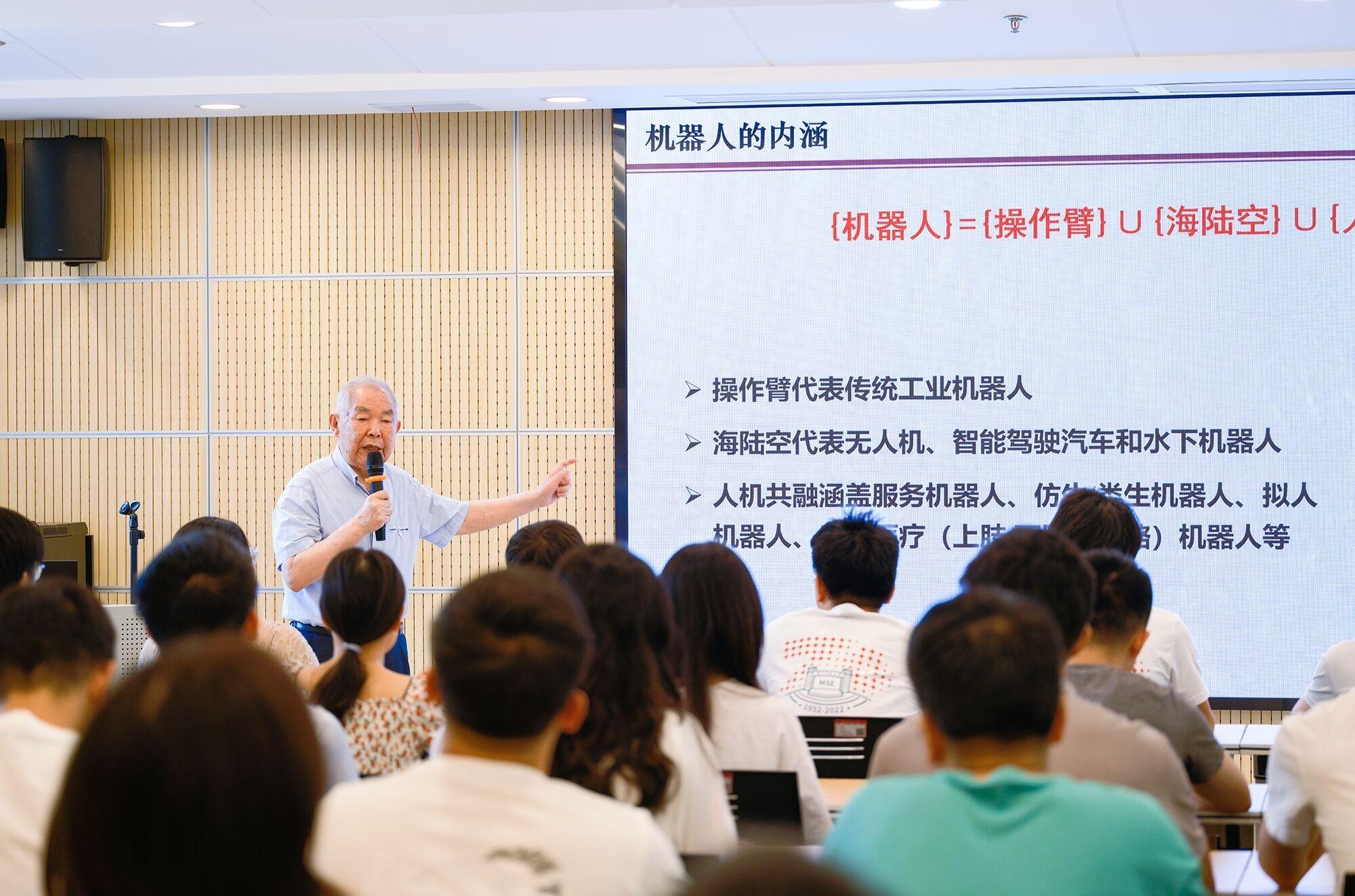 熊有伦坚守讲台（受访者供图）