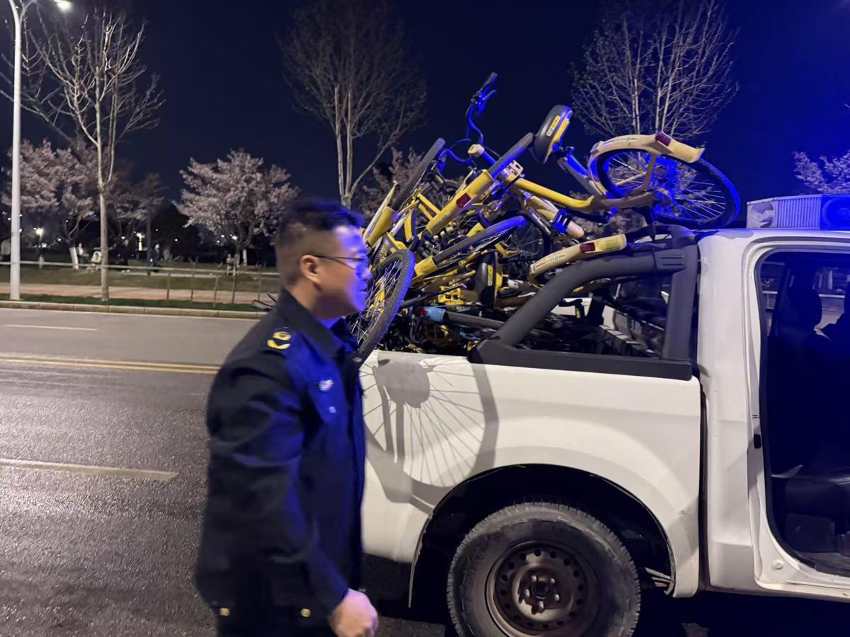 连夜清理共享单车.jpg