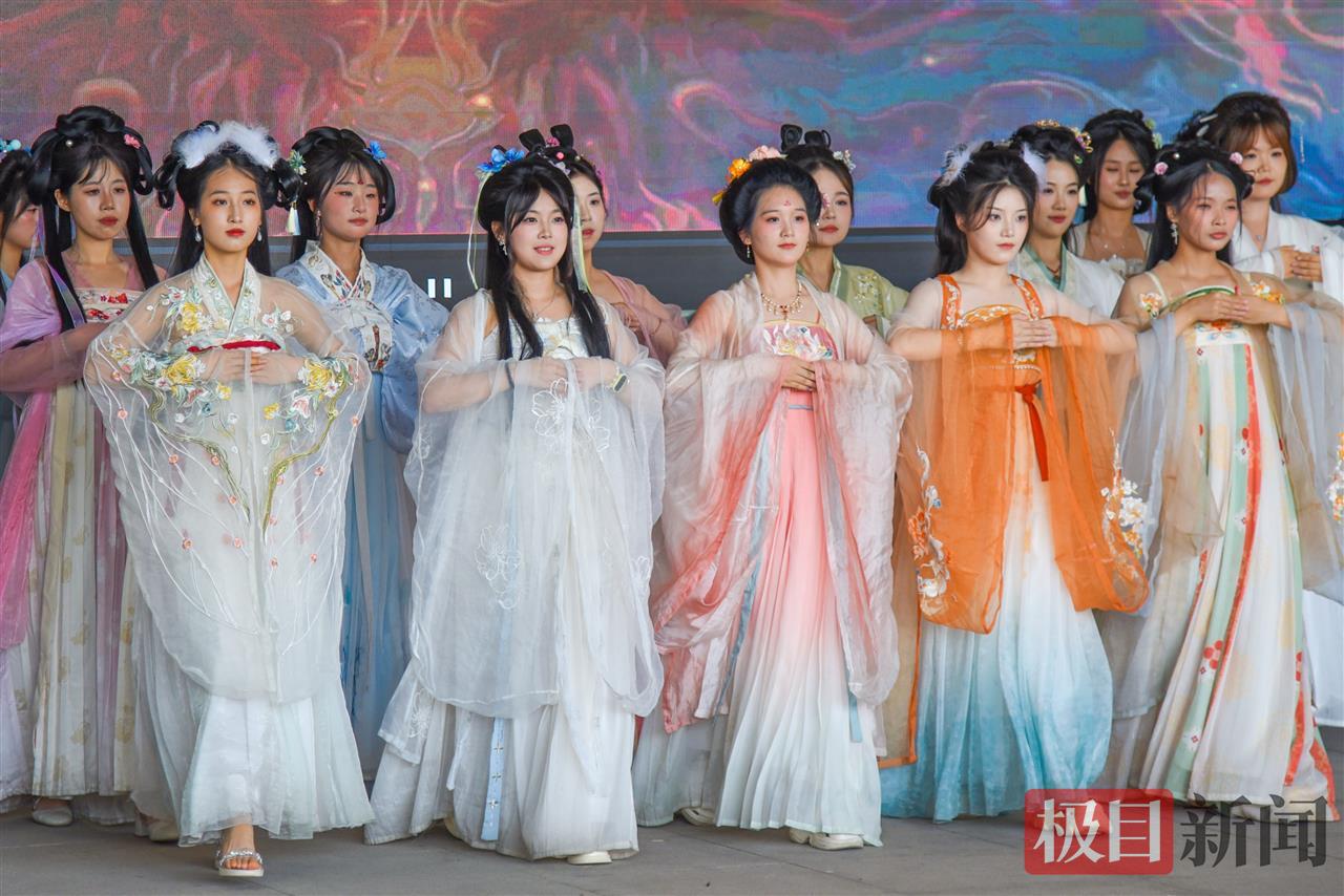 5月21日，长江大学文理学院建筑与设计学院的学生身着战国袍走秀 （极目新闻记者 黄志刚 摄）.jpg