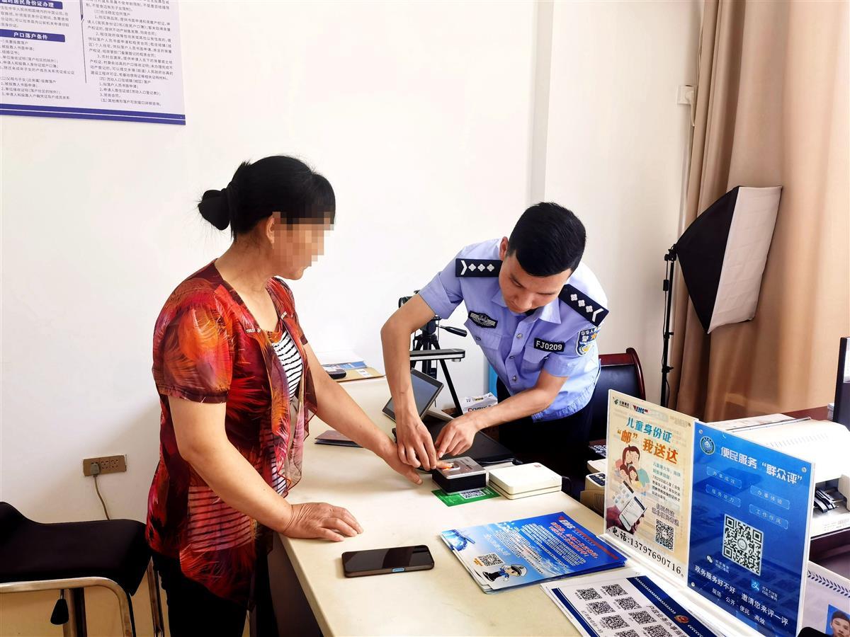图2：民警在给张奶奶采集信息办理身份证.jpg