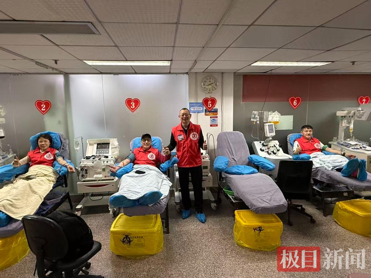 “与爱同行”无偿成分献血公益团队队员们参与献血活动.jpg