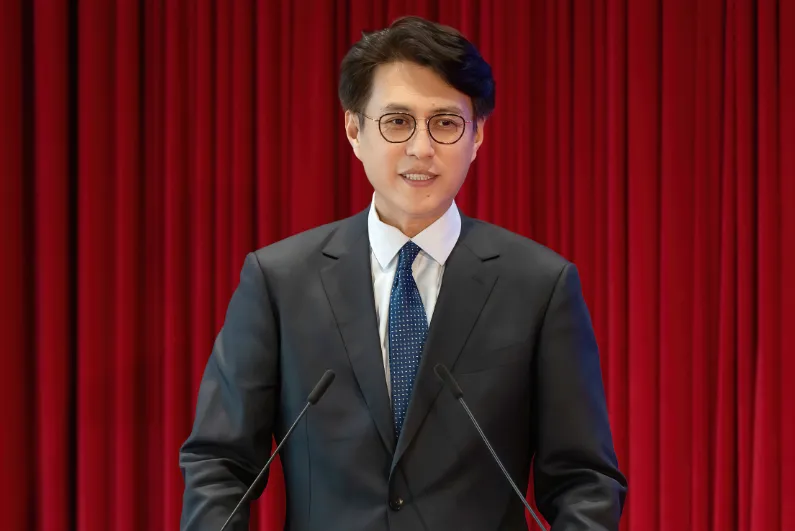 靳东.jpg